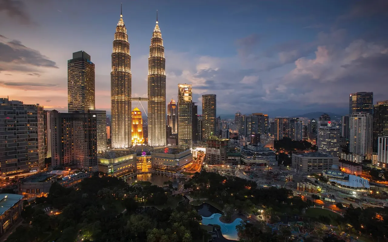Kuala-Lumpurdagi Petronas minoralari shom paytida