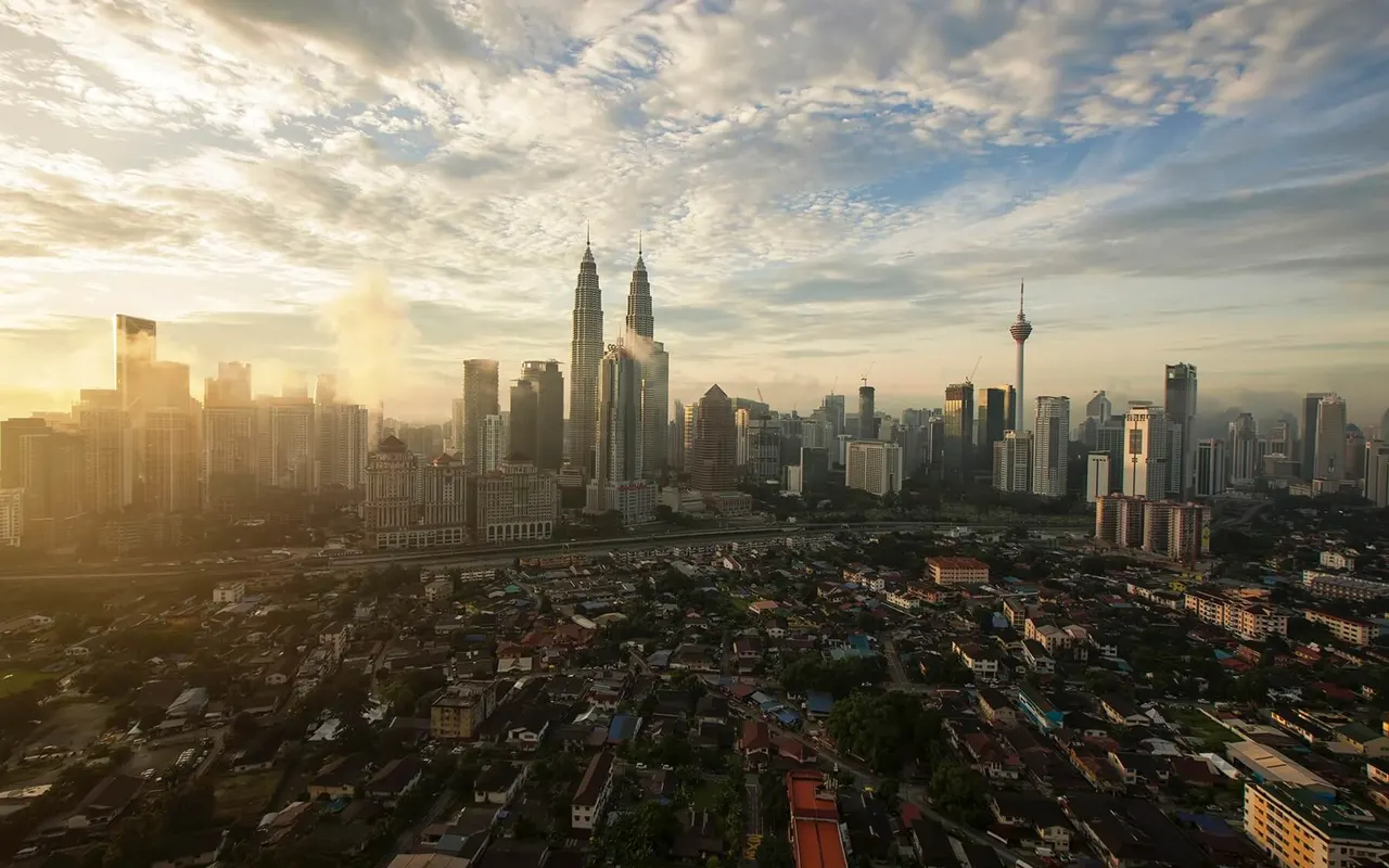 Kuala-Lumpurda tong: Petronas minoralari va shaharning ishbilarmonlik markazi
