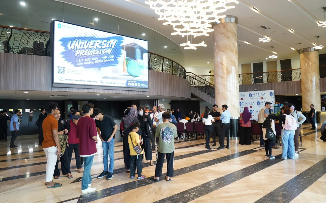 MAHSA University ochiq eshiklar kunida ota-onalari bilan kelgan abituriyentlar