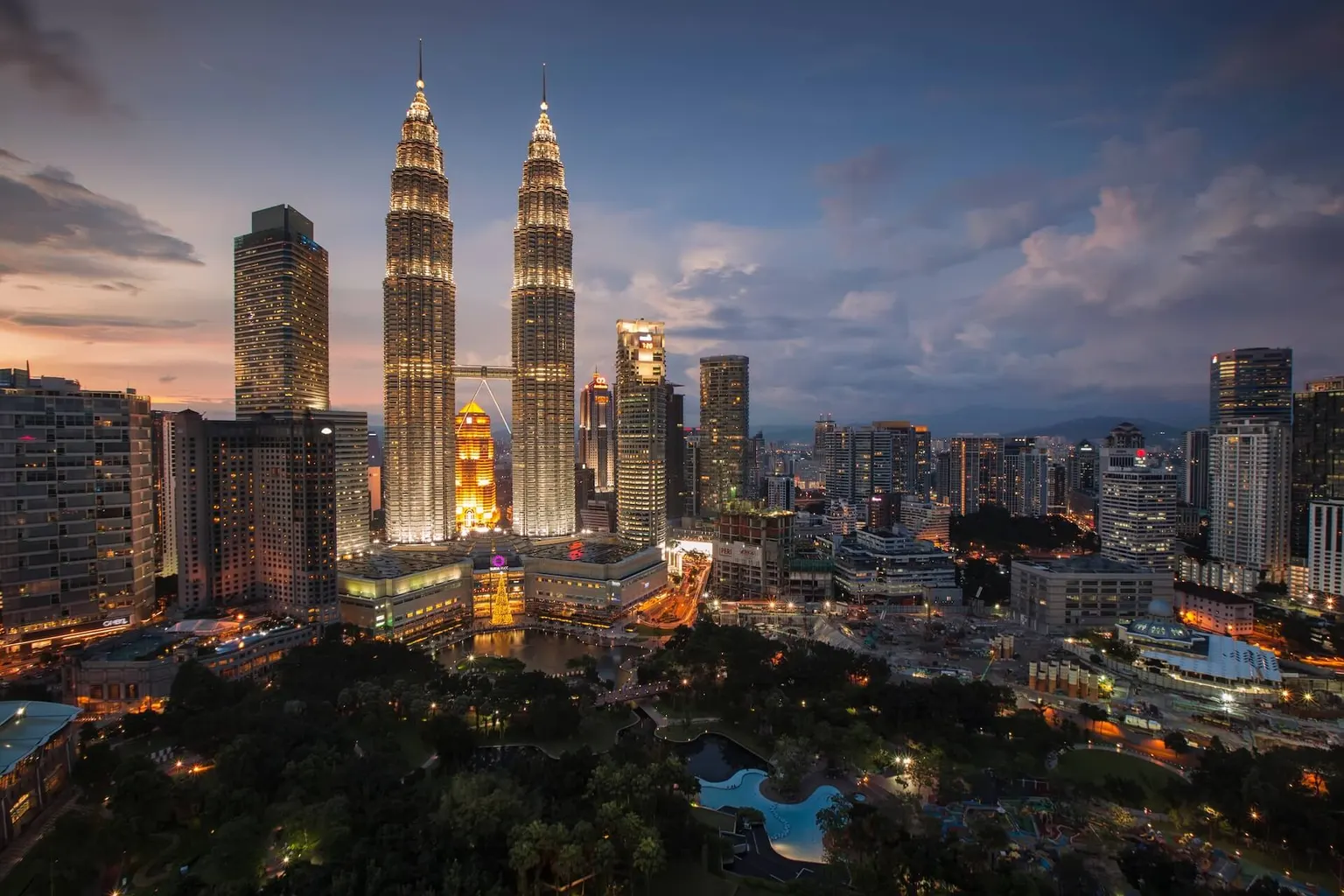 Kuala-Lumpurdagi Petronas minoralari shom paytida