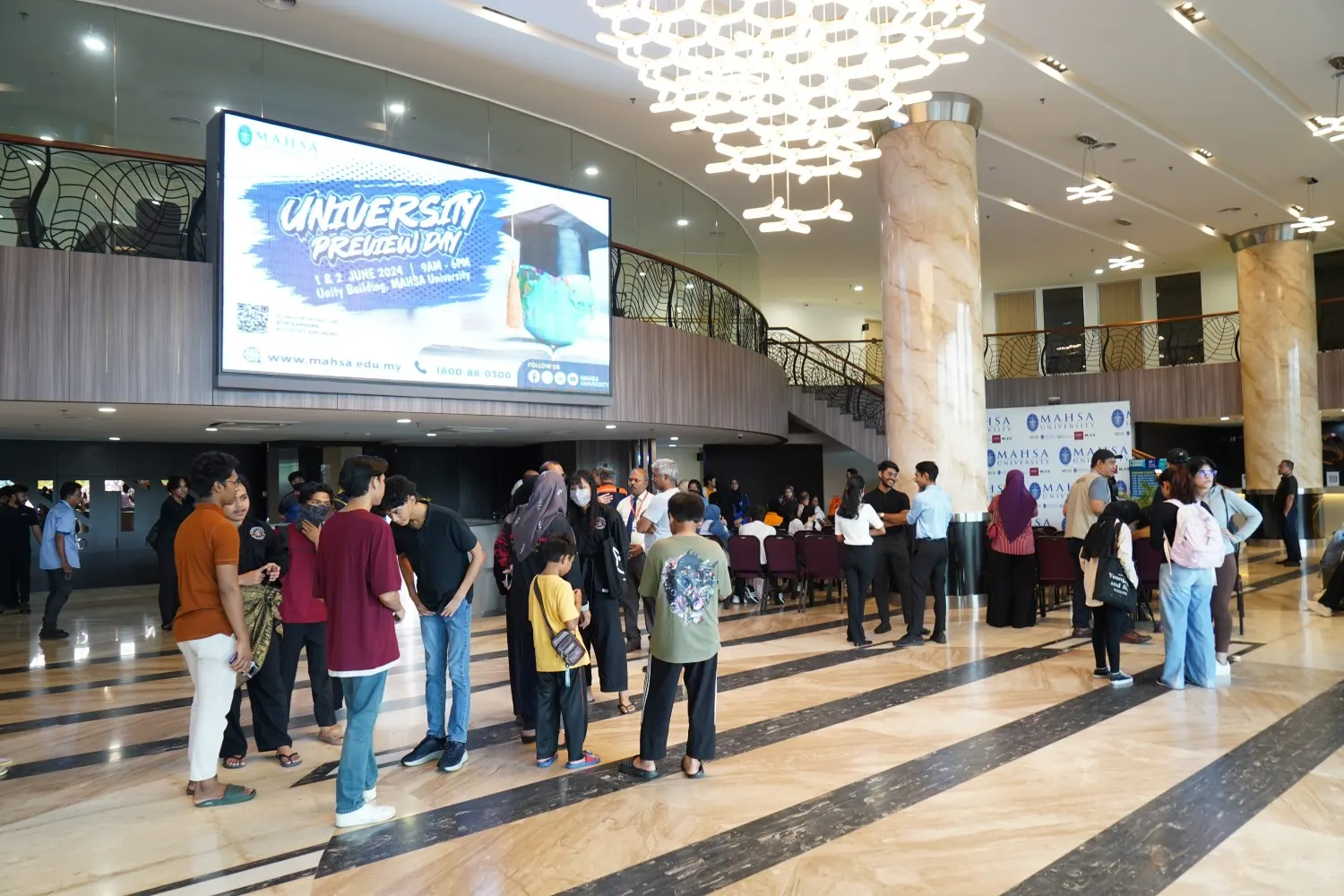 MAHSA University bosh binosidagi ochiq eshiklar kunida abituriyentlar va ota-onalar