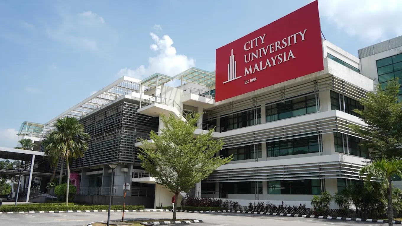 Qizil yozuvli City University Malaysia binosi