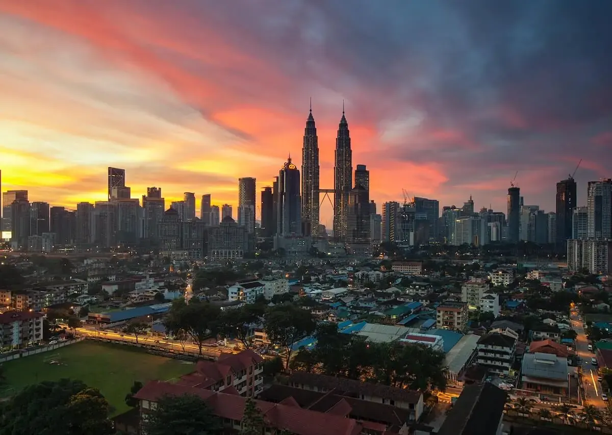 Kuala-Lumpur osmono‘par binolari quyosh botishida