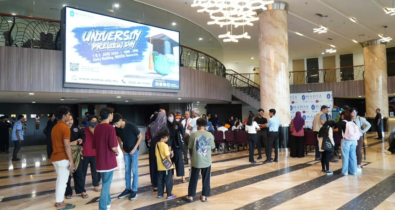 MAHSA University ochiq eshiklar kunida ota-onalari bilan kelgan abituriyentlar
